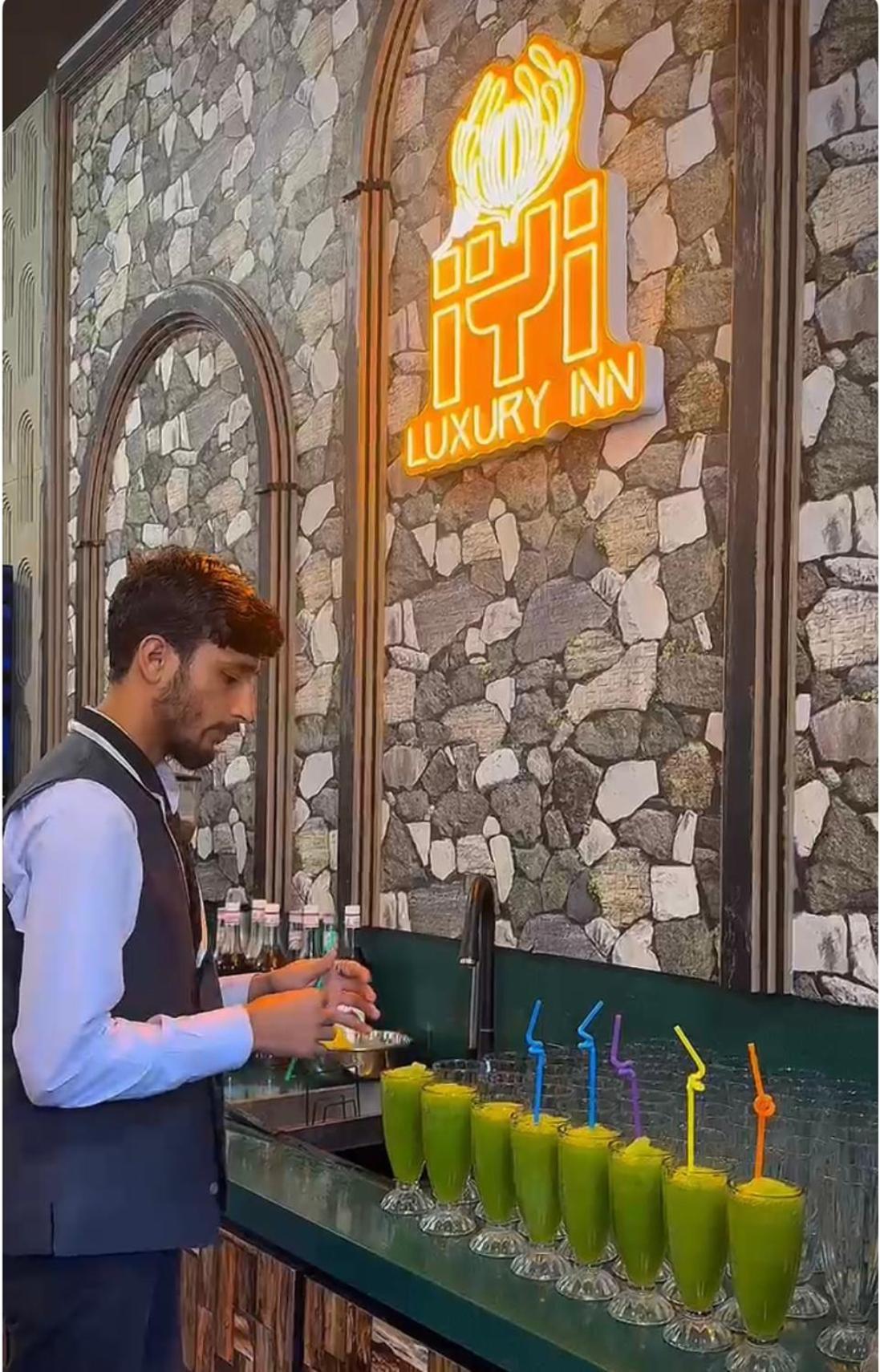 Iyi Luxury Inn Swat Saidu Sharif Eksteriør billede