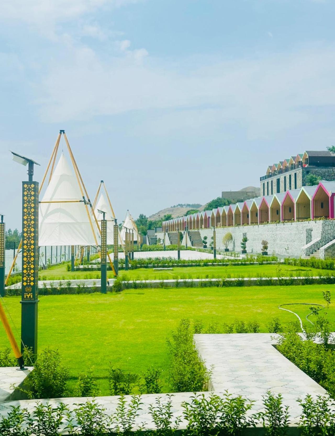 Iyi Luxury Inn Swat Saidu Sharif Eksteriør billede
