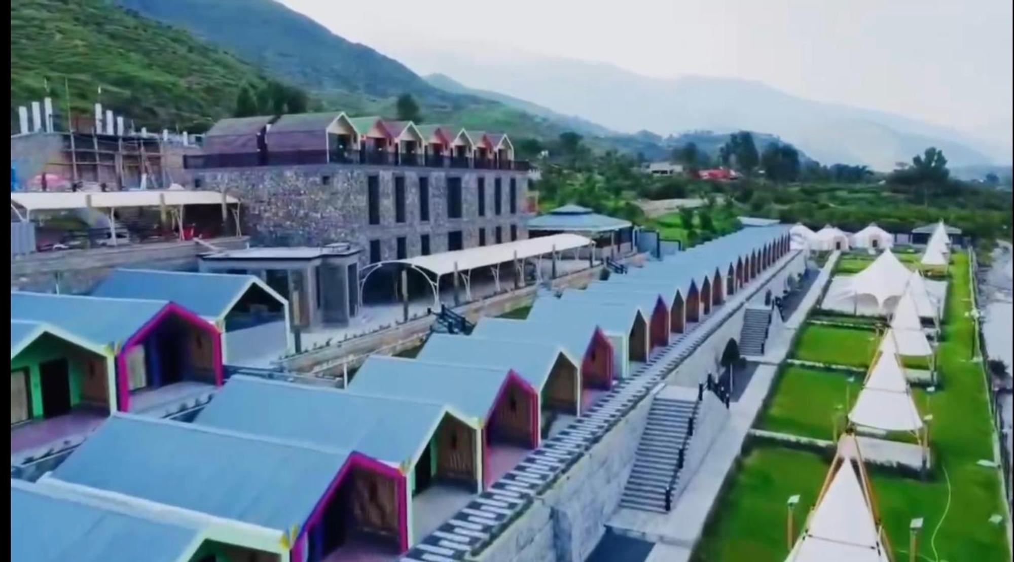 Iyi Luxury Inn Swat Saidu Sharif Eksteriør billede