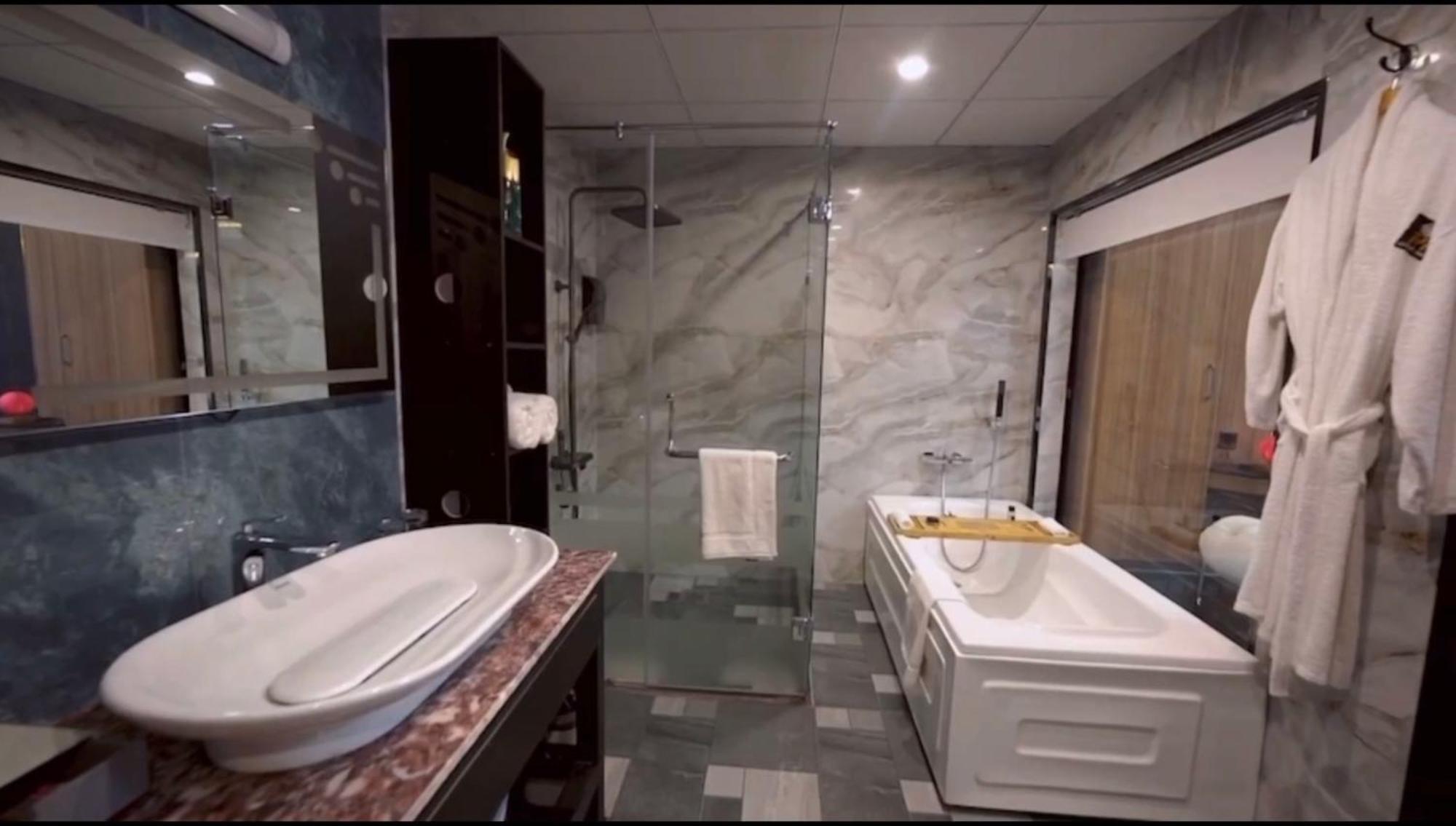 Iyi Luxury Inn Swat Saidu Sharif Eksteriør billede